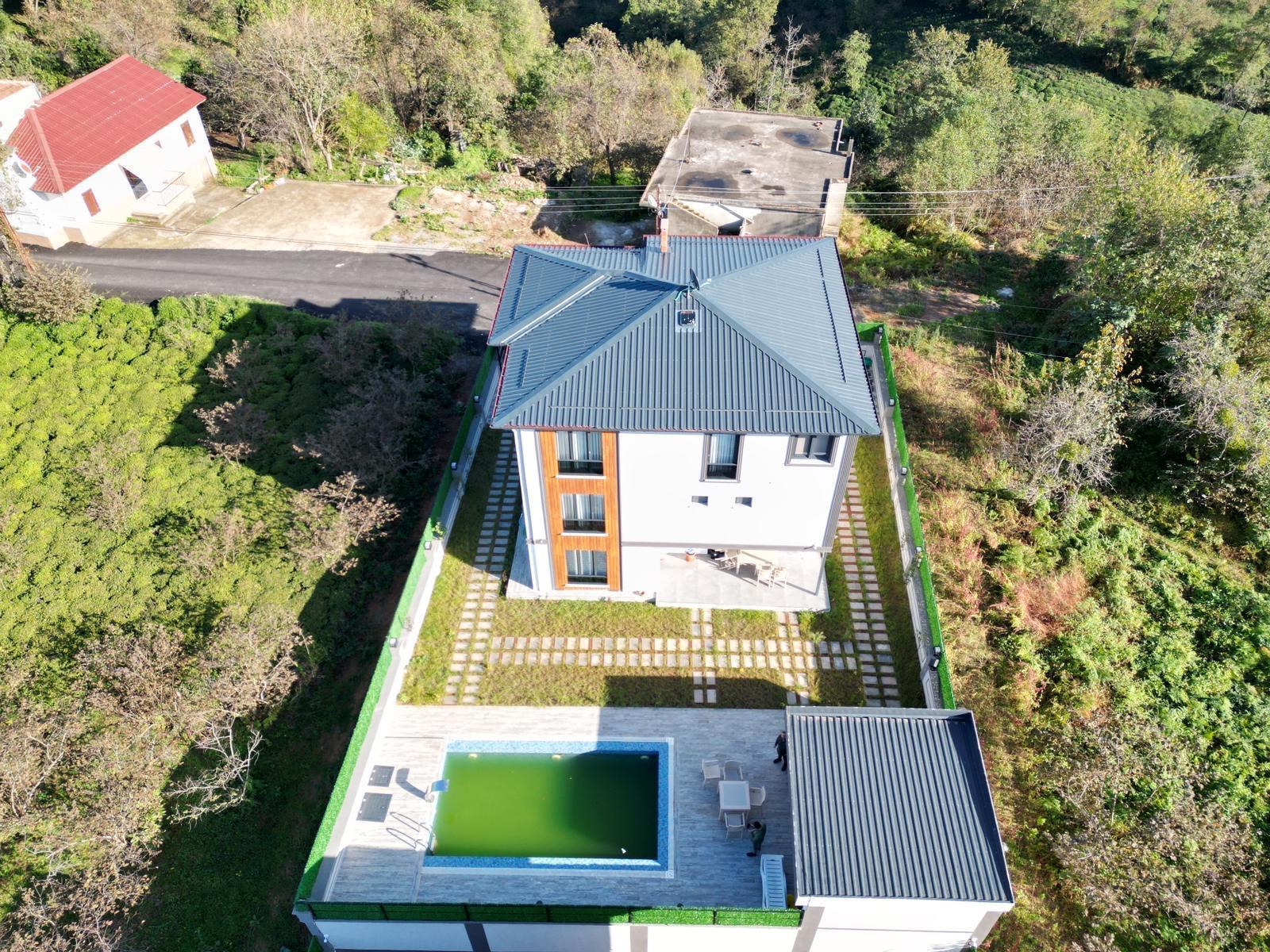 ARAKLI HÜRRİYET MAHALLESİNDE HAVUZLU LÜKS SATILIK VİLLALAR